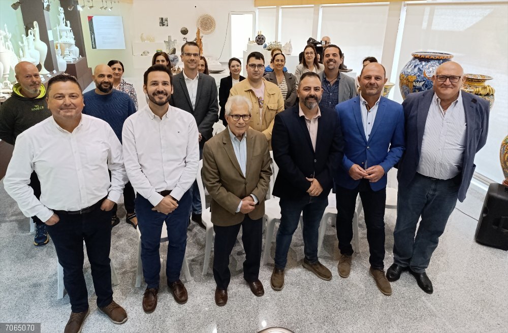 Córdoba.- Turismo.- Campiña Sur impulsa un viaje cicloturista para descubrir el vino de Montilla-Moriles y la artesanía El presidente de la Mancomunidad Campiña Sur, Miguel Ruz (segundo por la dcha.), junto a otras autoridades, en la presentación del 'Road Trip Ruta del Vino Montilla-Moriles'.