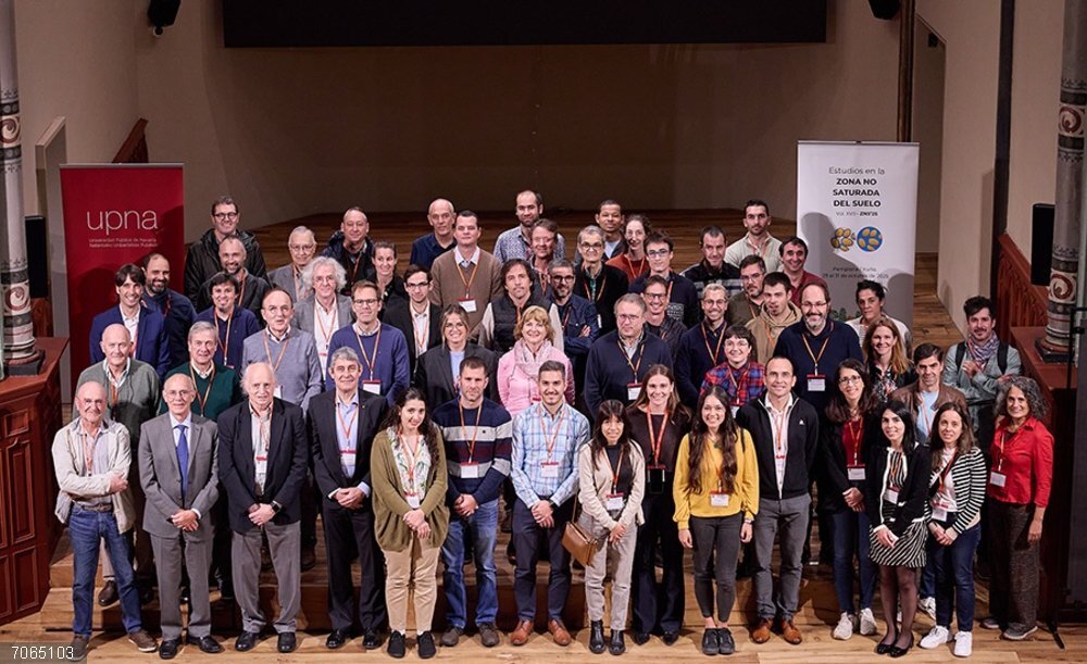 La UPNA reúne en un congreso en Pamplona a más de medio centenar de especialistas en suelo y recursos hídricos Foto de familia de las personas asistentes a las Jornadas de Investigación de la Zona No Saturada organizadas por la UPNA.