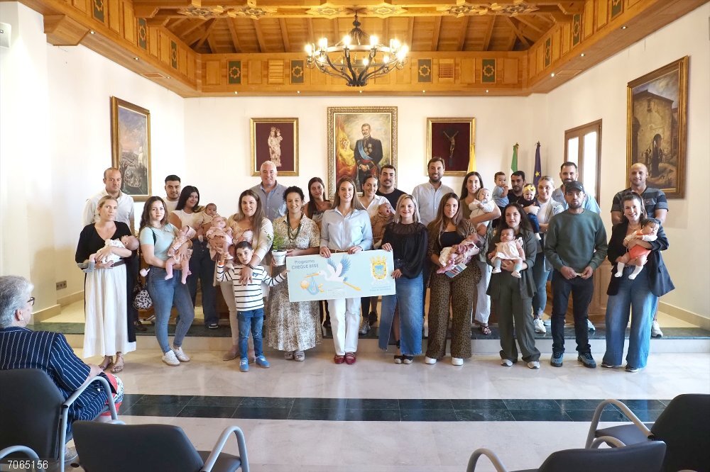 Huelva.- Palos de la Frontera entrega 18 nuevas ayudas por nacimiento y cheque-bañeras Entrega de ayudas en Palos de la Frontera.