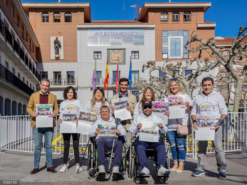 Torrejón.- Las peñas posan para un calendario solidario a favor de la Asociación de Esclerosis Múltiple del municipio Calendario solidario a favor de la Asociación de Esclerosis Múltiple de Torrejón de Ardoz