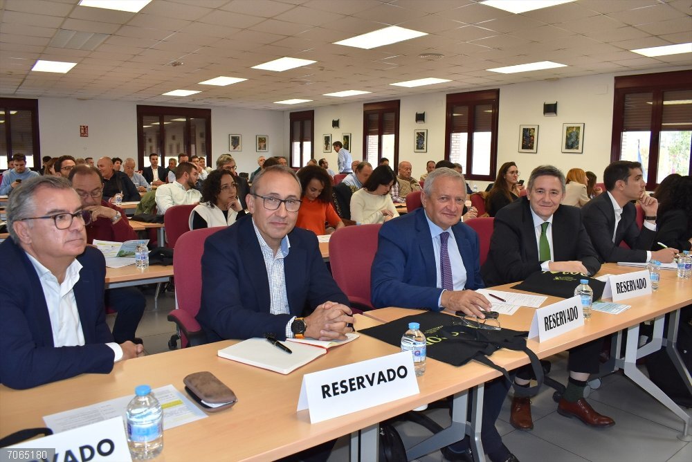 Cooperativas Agro-alimentarias e Iberdrola invitan a la descarbonización en una jornada en Tomelloso Jornada 'Soluciones eficientes y competitivas a la descarbonización', organizada por Cooperativas Agro-alimentarias Castilla-La Mancha.