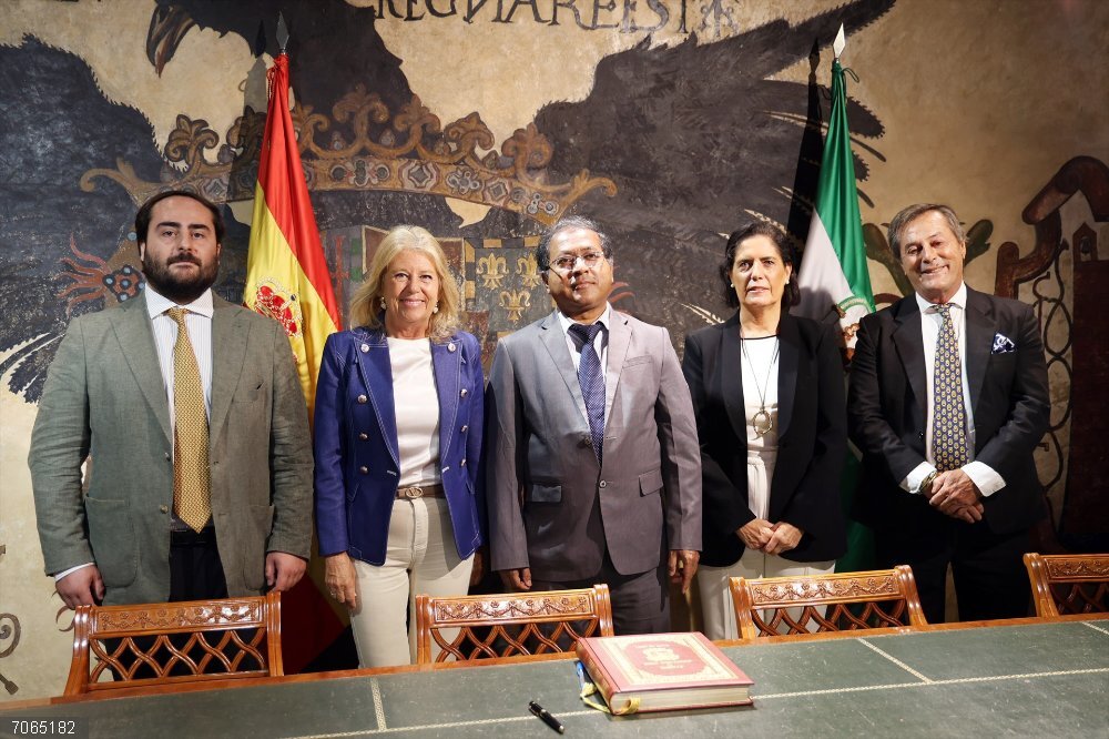 Málaga.- La alcaldesa de Marbella recibe al embajador de Bangladesh para fortalecer lazos entre ambos destinos La alcaldesa del municipio malagueño de Marbella, Ángeles Muñoz, recibe en el Ayuntamiento al embajador de la República de Bangladesh en España, Masudur Rahman
