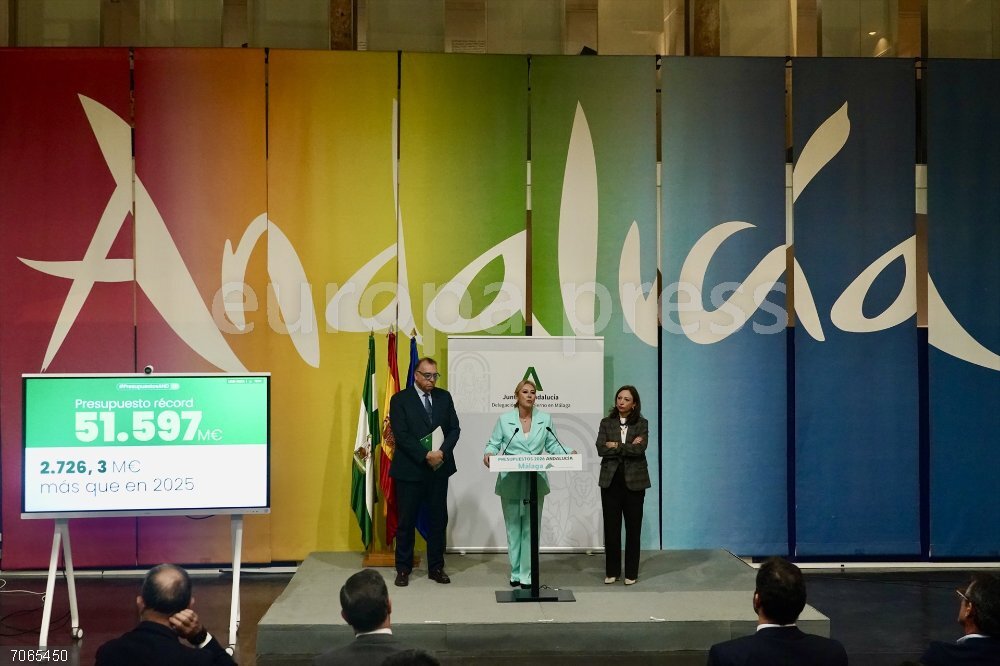 Carolina España detalla en Málaga las inversiones previstas en los Presupuestos andaluces de 2026 La consejera de Economía, Hacienda, Fondos Europeos y Diálogo Social y portavoz del Gobierno andaluz, Carolina España (c) junto al consejero de Turismo y Andalucía Exterior, Arturo Bernal (i), y la delegada del Gobierno andaluz, Patricia Navarro (d) durante la presentación de los presupuestos. A 29 de octubre de 2025 en Málaga, Andalucía (España). La consejera de Economía, Hacienda, Fondos Europeos y Diálogo Social y portavoz del Gobierno andaluz, Carolina España, informa en Málaga, junto al consejero de Turismo y Andalucía Exterior, Arturo Bernal, y la delegada del Gobierno andaluz, Patricia Navarro, sobre los proyectos e inversiones que contemplan los Presupuestos de Andalucía de 2026 para la provincia malagueña.