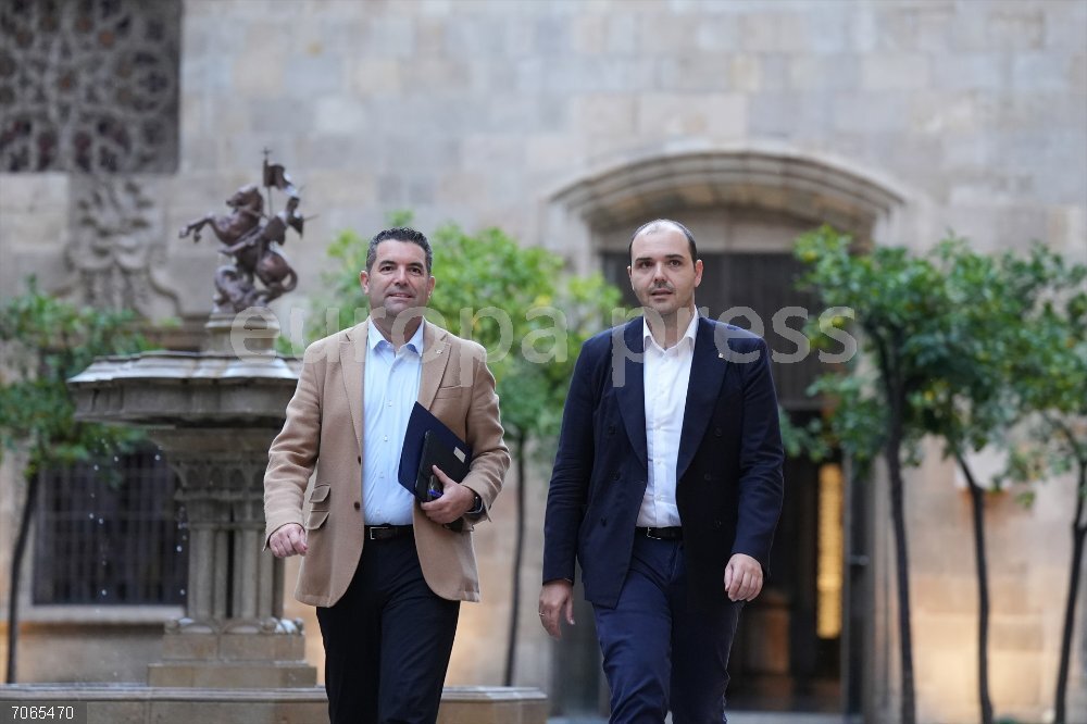 Illa reunirá el 15 de noviembre a alcaldes en una jornada sobre las prioridades de los municipios El secretario general de Gobiernos Locales y Relaciones con Aran, Xavier Amor (i); y el conseller de Presidencia, Albert Dalmau (d), a su llegada a la reunión con representantes de la Associació Catalana de Municipis (ACM), la Federació de Municipis de Catalunya (FMC) y la Associació de Micropobles en la Generalitat, a 29 de octubre de 2025, en Barcelona, Catalunya (España). El presidente de la Generalitat, Salvador Illa, reunirá el próximo 15 de noviembre en una jornada a alcaldes para abordar las prioridades que las entidades municipalistas han trasladado al Govern.