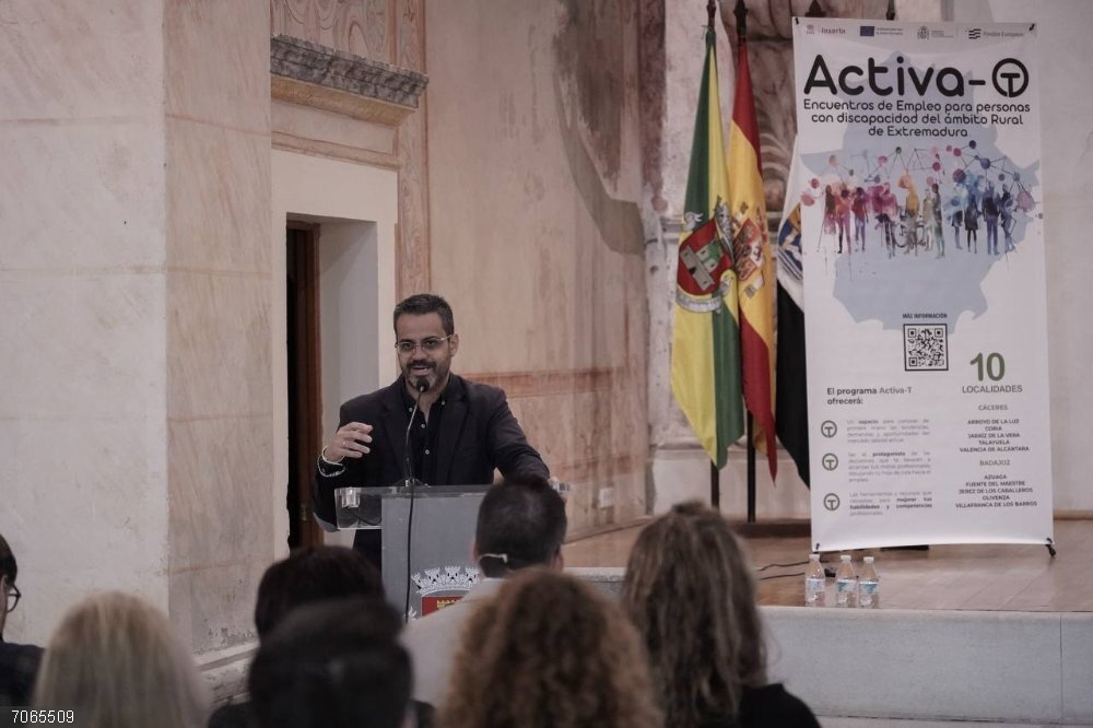 Más de 70 personas con discapacidad participan en una jornada de formación de Fundación ONCE en Olivenza El alcalde de Olivenza, Manuel J. González Andrade, en el encuentro de Fundación ONCE.
