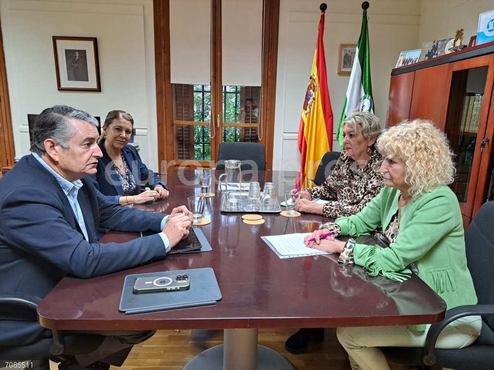 AMP.-Sanz admite "un encuentro largo y fructífero" con Amama Sevilla, el primero desde la crisis de las mamografías Imagen del encuentro de este miércoles entre el consejero de Sanidad, Antonio Sanz, y la presidenta de Amama Sevilla, Ángela Claverol.