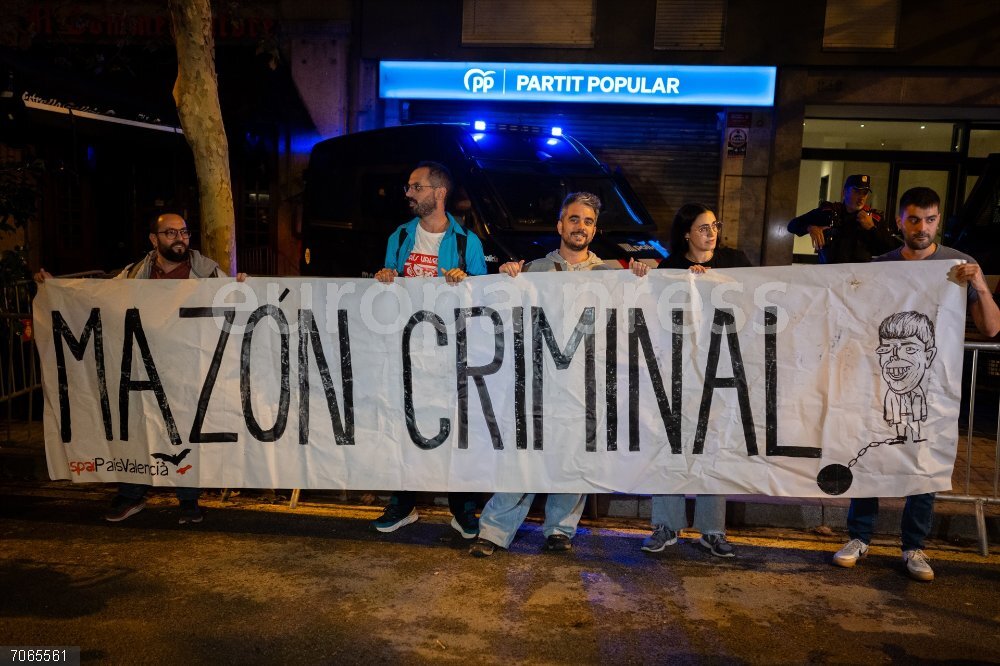 Concentración en Barcelona para pedir la dimisión de Carlos Mazón, un año después de la dana Decenas de personas durante una concentración para pedir la dimisión del presidente de la Generalitat valenciana, Carlos Mazón, un año después de la dana, ante la sede del PP, a 29 de octubre de 2025, en Barcelona, Catalunya (España). La protesta coincide con el primer aniversario de la catástrofe a la vez que se ha realizado en Valencia un funeral de estado por las más de 230 víctimas que se produjeron el 29 de octubre de 2024.
