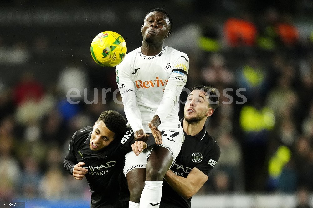 England Carabao Cup - Swansea City vs Manchester City 29 October 2025, United Kingdom, Swansea: Swansea City's Zeidane Inoussa (C) battles for the ball with Manchester City's Rico Lewis (L) and Nico Gonzalez during the English Carabao Cup fourth round soccer match between Swansea City and Manchester City at Swansea.com Stadium. Photo: Nick Potts/PA Wire/dpa