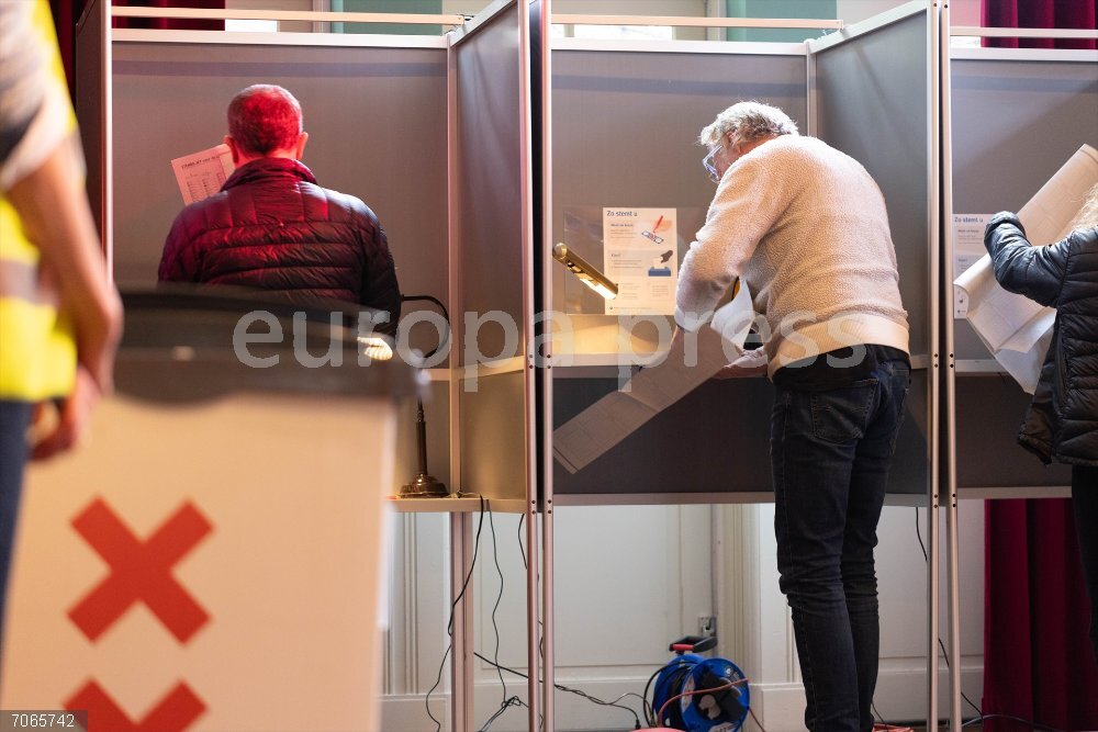 NETHERLANDS PARLIAMENTARY ELECTIONS AMSTERDAM, Oct. 29, 2025  -- People cast their ballots at a polling station in Amsterdam, the Netherlands, Oct. 29, 2025. Voting for the Dutch parliament's lower house began on Wednesday, as 1,166 candidates from 27 parties compete for 150 seats after the collapse of the ruling coalition.
   TO GO WITH "Dutch parliamentary elections begin as voters weigh housing, immigration"