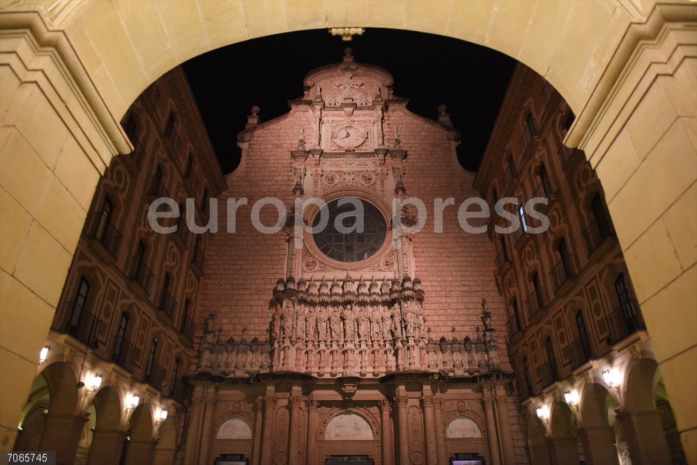 Inauguración de la nueva iluminación en la Abadía de Santa María de Montserrat (Barcelona) Inauguración de la nueva iluminación en la Abadía de Santa María de Montserrat, a 29 de octubre de 2025, en Monistrol de Montserrat, Barcelona, Catalunya (España). Este nuevo proyecto artístico, no sólo refuerza el patrimonio catalán, sino que potencia su sostenibilidad. Esta intervención, la tercera que la Fundación Endesa realiza en el monasterio, cuenta con 27 proyectores LED y 40,5 metros lineales de luminarias de alta eficiencia, que permitirán reducir más de un 40% del consumo energético del templo.