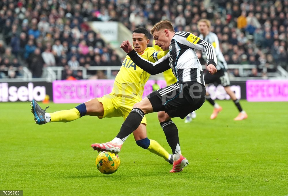 England Carabao Cup - Newcastle United vs Tottenham Hotspur 29 October 2025, United Kingdom, Newcastle: Newcastle United's Harvey Barnes (R) and Tottenham Hotspur's Pedro Porro battle for the ball during the English Carabao Cup fourth round soccer match between Newcastle United and Tottenham Hotspur at St James' Park. Photo: Owen Humphreys/PA Wire/dpa