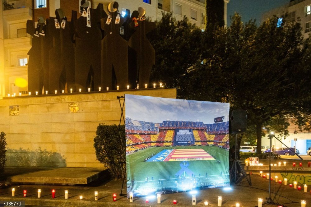 Fútbol.- La lluvia acorta el homenaje de la Asociación de Futbolistas del Valencia CF a las víctimas de la dana La lluvia acorta el homenaje de la Asociación de Futbolistas del Valencia CF a las víctimas de la dana.