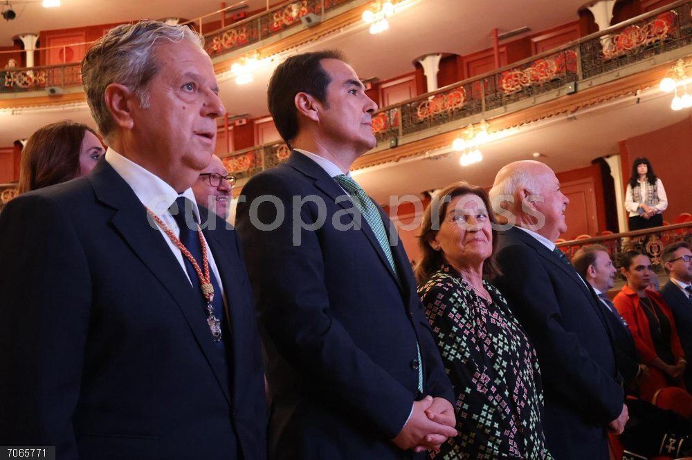 Córdoba.- Nieto felicita a los galardonados por el Ayuntamiento de Córdoba con las Medallas de la Ciudad 2025 El consejero de Justicia, Administración Local y Función Pública de la Junta de Andalucía, José Antonio Nieto, en la entrega de las Medallas de la Ciudad 2025.