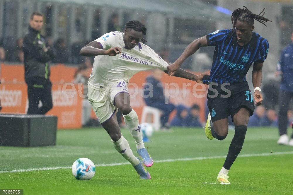 Italy Serie A - Inter Mialn vs ACF Fiorentina 29 October 2025, Italy, Milan: Fiorentina's Moise Kean and Inter Milan's Yann Bisseck battle for the ball during the Italian Serie A soccer match between Inter Mialn and ACF Fiorentina at the San Siro Stadium. Photo: Roberto Tommasini/LiveMedia-IPA/ZUMA Press Wire/dpa
