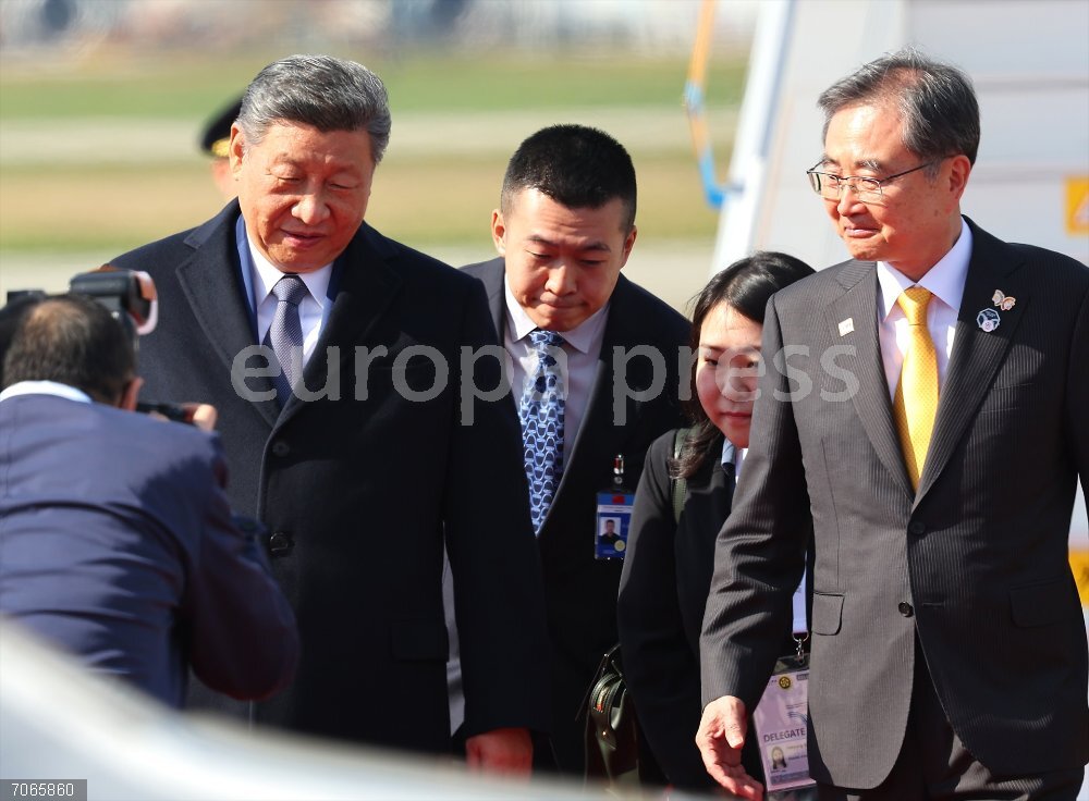 Chinese President Xi visits S. Korea 30 October 2025, South Korea, Busan: Chinese President Xi Jinping (L), accompanied by South Korean Foreign Minister Cho Hyun, arrives at Gimhae airport in the southeastern port city of Busan, ahead of his planned talks with U.S. President Donald Trump later in the day and participation in this year's summit of the Asia-Pacific Economic Cooperation forum. Photo: ---/YNA/dpa