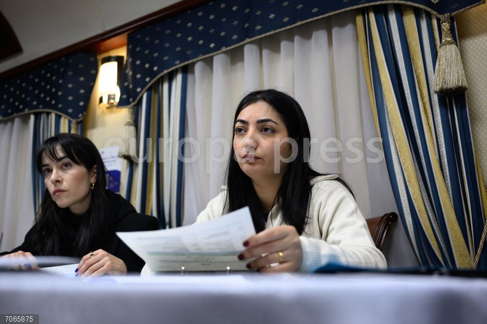 German Development Minister Radovan travels to Ukraine 30 October 2025, Ukraine, Kiev: Reem Alabali Radovan (R), German Minister for Economic Cooperation and Development, and press spokeswoman Aline Abboud discuss the travel program on the train to Kiev. Alabali Radovan visits Ukraine to find out about civil protection during the war and aid for the population. Political talks are also on the agenda. Photo: Hendrik Schmidt/dpa