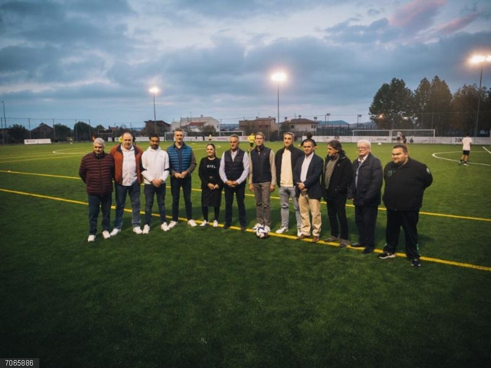 El presidente del Gobierno de La Rioja, Gonzalo Capellán, junto al director general de Deporte y Juventud, Diego Azcona, inaugura el nuevo césped del Campo de Fútbol San Miguel de Navarrete El presidente del Gobierno de La Rioja, Gonzalo Capellán, junto al director general de Deporte y Juventud, Diego Azcona, inaugura el nuevo césped del Campo de Fútbol San Miguel de Navarrete