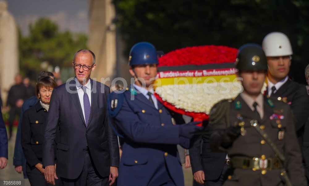 German Chancellor Merz visits Turkey 30 October 2025, Turkey, Ankara: German Chancellor Friedrich Merz (L) takes part in the wreath-laying ceremony at the Ataturk Mausoleum alongside his wife Charlotte. Merz is on his inaugural visit to Turkey and also meets head of state Erdogan. Photo: Michael Kappeler/dpa