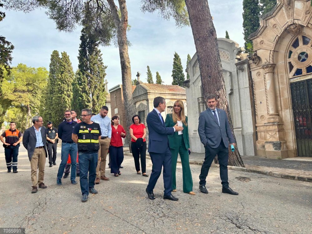 Arranca el dispositivo especial en los cementerios de Murcia con motivo del Día de Todos los Santos Los concejales de Bienestar Social, Familia y Salud, Pilar Torres; Seguridad Ciudadana y Emergencias, Fulgencio Perona; y Turismo, Comercio y Consumo, Jesús Pacheco, presentan el dispositivo con motivo de Todos los Santos