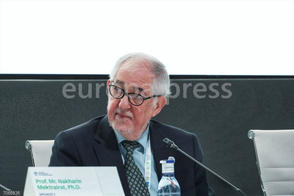 Conde-Pumpido modera la reunión 'Independencia de los Tribunales Constitucionales' El presidente del Tribunal Constitucional, Cándido Conde-Pumpido, durante la reunión 'Independencia de los Tribunales Constitucionales', en IFEMA, a 30 de octubre de 2025, en Madrid (España). La reunión se enmarca en la VI Conferencia Mundial de Justicia Constitucional que ha sido organizada por el Tribunal Constitucional bajo el título 'Los derechos humanos de las generaciones futuras', y a la que asisten más de 90 delegaciones de los principales tribunales y cortes constitucionales de todo el mundo.