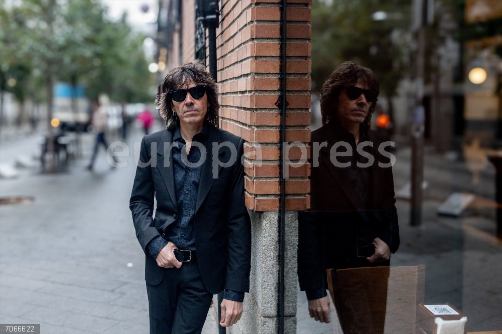 Retratos a Rubén Pozo El músico Rubén Pozo posa para Europa Press en la Cervecería Santa Bárbara, a 30 de octubre de 2025, en Madrid (España). El músico y cantautor español, que ha formado parte de las bandas Buenas Noches Rose y Pereza, acaba de publicar su quinto disco en solitario, ‘50town’.
