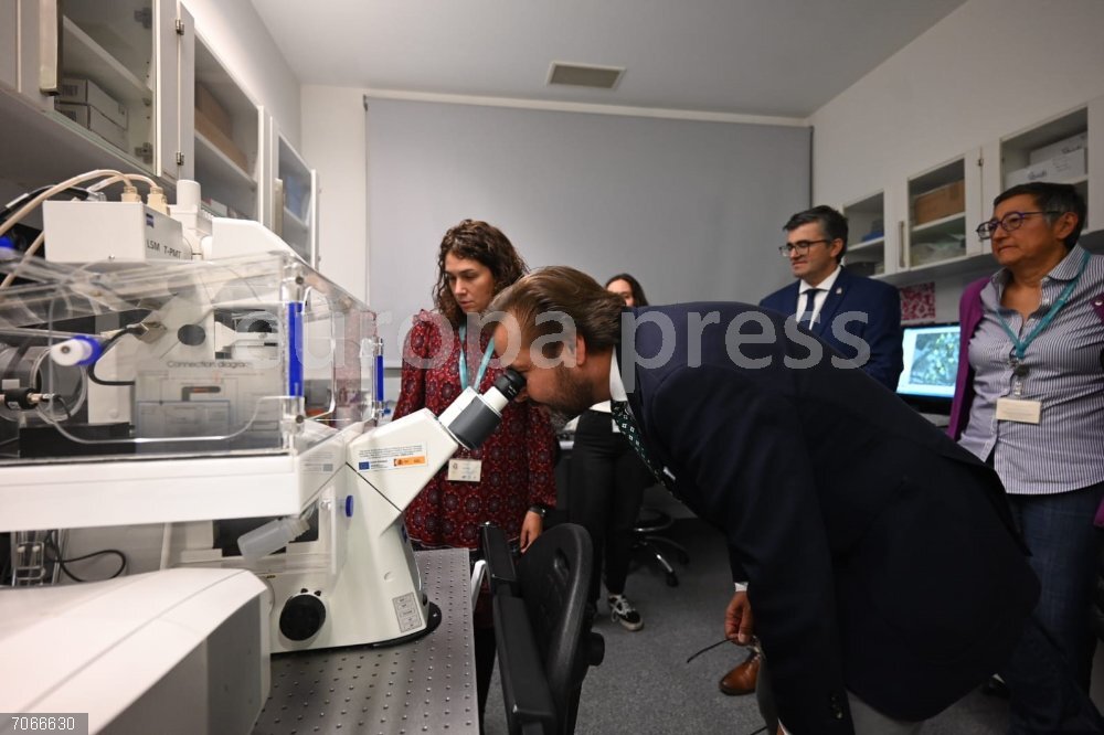 Granada.- La Junta invierte más de 10 millones de euros en la contratación de 150 jóvenes investigadores en Granada Antonio Granados visita el Centro Pfizer-Universidad de Granada-Junta de Andalucía de Genómica e Investigación Oncológica (GENyO),