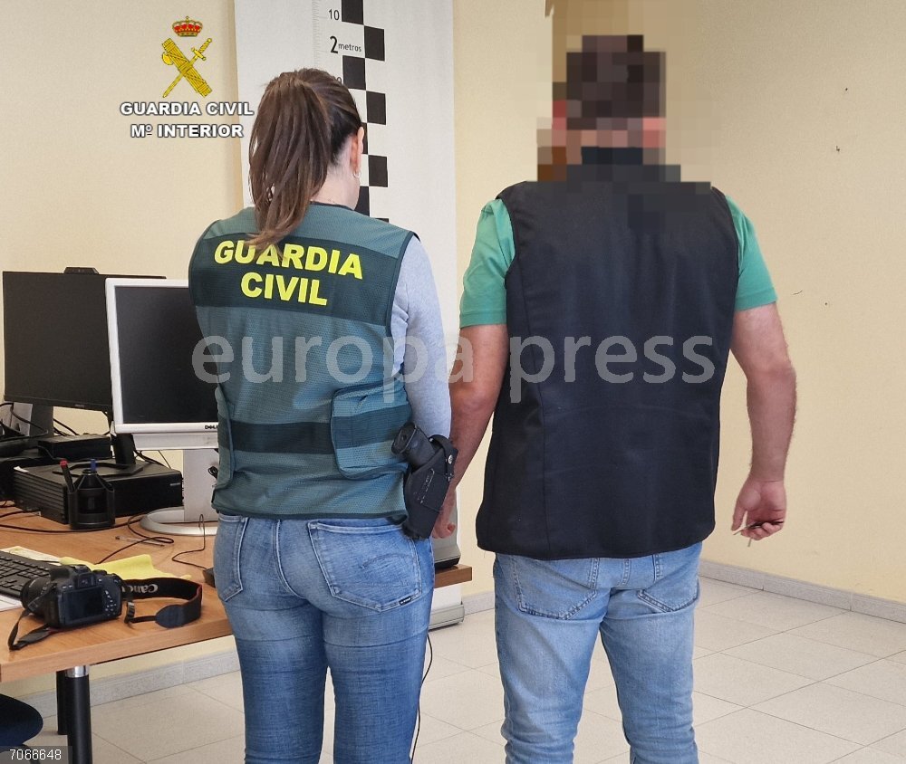 La Guardia Civil de Cambados detiene a dos personas por supuestos delitos contra la libertad sexual de una menor La Guardia Civil de Cambados detiene a dos personas por supuestos delitos contra la libertad sexual de una menor
