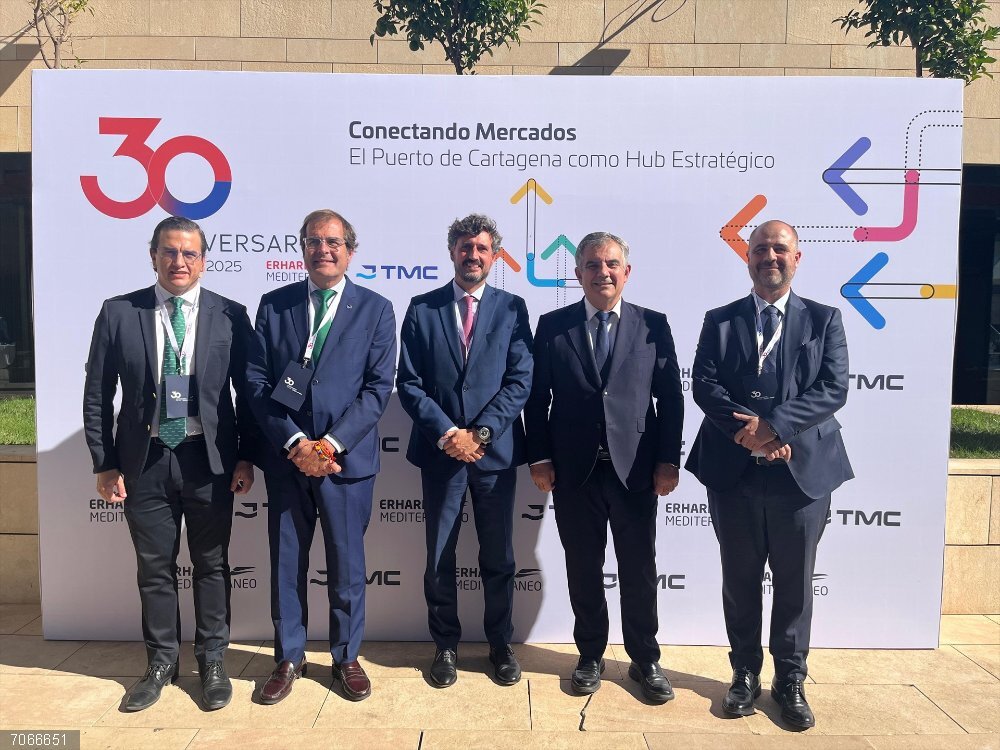 Gobierno regional destaca el papel estratégico de Cartagena y su puerto para el crecimiento industrial de la Región El consejero Juan María Vázquez, junto al presidente de la Terminal Marítima de Cartagena (TMC), Eugenio Erhardt; al presidente de Erhardt Mediterráneo, Óscar Rodríguez, y el de la Autoridad Portuaria de Cartagena, Pedro Pablo Hernández