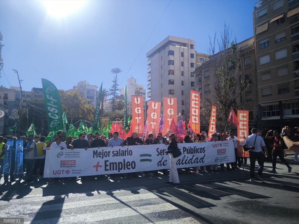 Sindicatos reclaman ante las tres subdelegaciones del Gobierno "servicios públicos de calidad e incrementos salariales" Concentración ante la Subdelegación del Gobierno en Alicante
