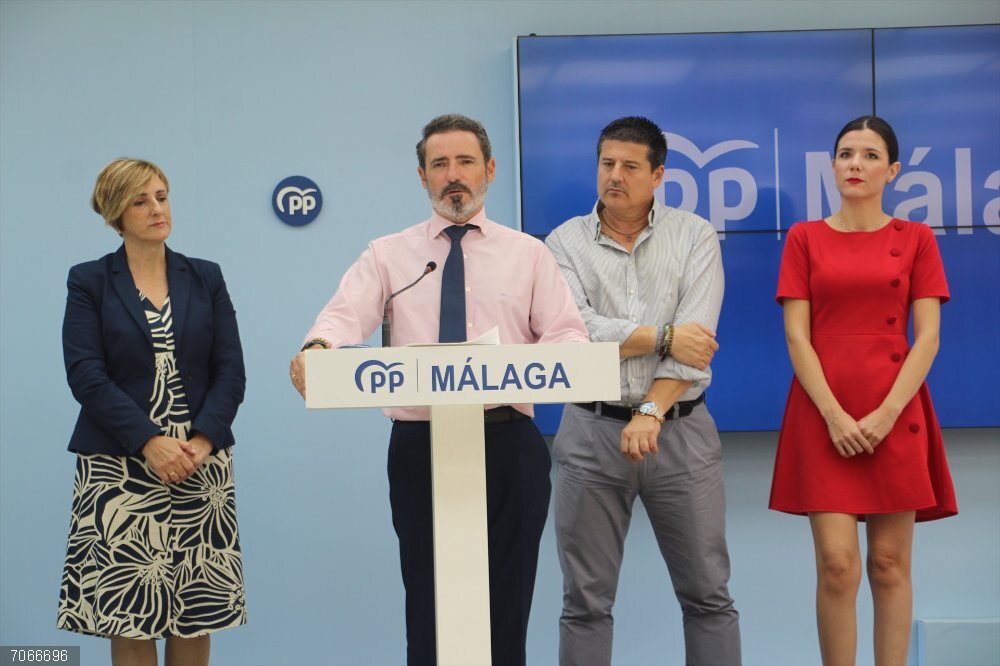 Málaga.- PP valora presupuestos andaluces: Junta "construye el futuro" de Málaga frente al "folio en blanco" de Gobierno El secretario general del PP de Málaga, José Ramón Carmona, en rueda de prensa junto a parlamentarios andaluces.