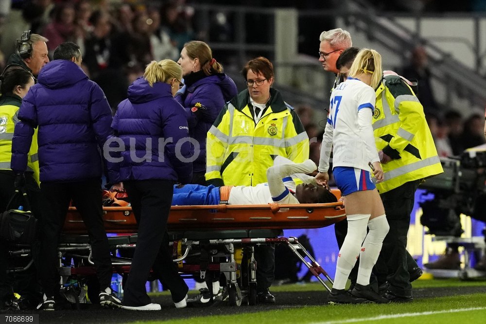 Women's International Friendlies - England vs Australia 28 October 2025, United Kingdom, Derby: England manager Sarina Wiegman and Chloe Kelly check on Michelle Agyemang as she is carried off the pitch on a stretcher by medical staff during the international friendly women soccer match between England and Australia at Pride Park Stadium. Photo: Nick Potts/PA Wire/dpa