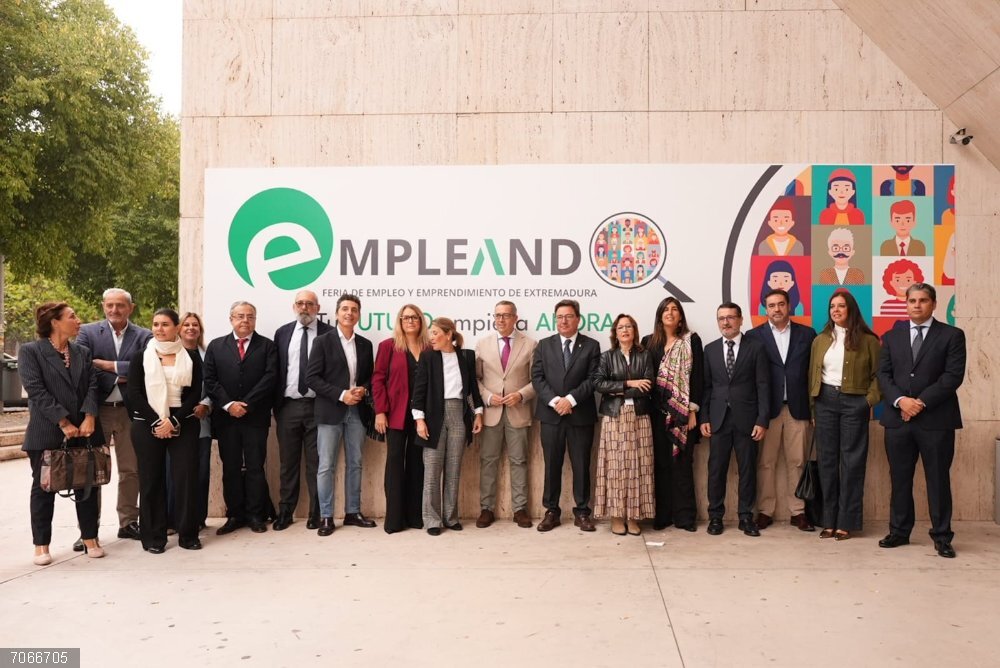 La Feria de Empleo y Emprendimiento conecta en Cáceres la oferta y la demanda del mercado laboral Autoridades en la Feria de Empleo y Emprendimiento que se celebra en el Palacio de Congresos de Cáceres