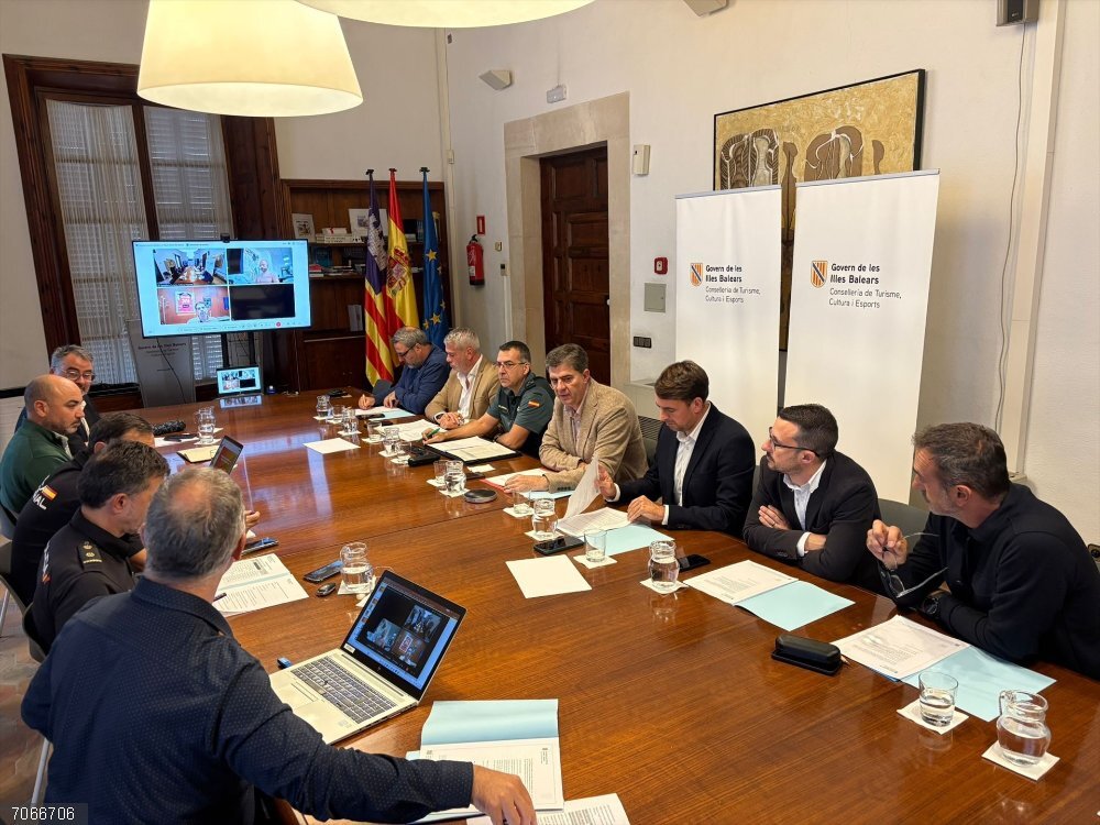Baleares avanza en su estrategia contra la violencia en el deporte fijando las competiciones de especial seguimiento Reunión de la Comisión contra la Violencia en el Deporte de Baleares.