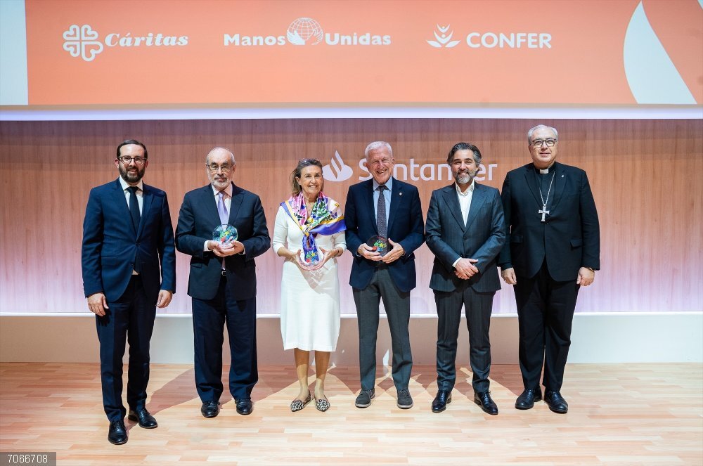 Banco Santander apoya la inserción de 5.800 personas con un fondo de inversión solidario, dotado con 700.000 euros Foto de Familia de la Gala Solidaria Banco Santander