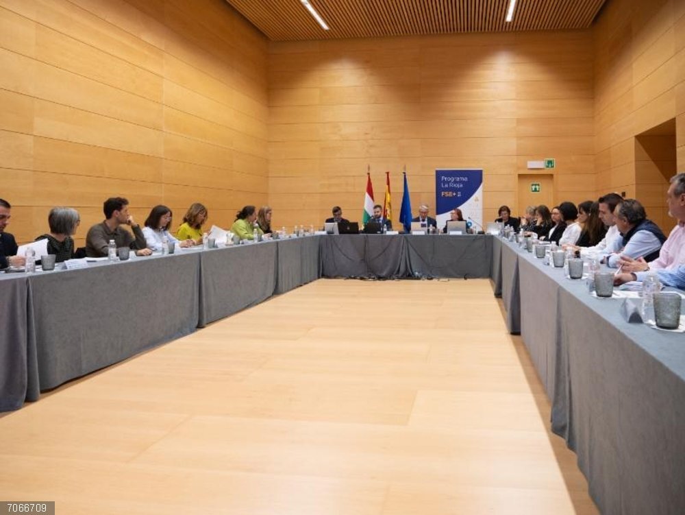La Rioja ha certificado ya la sexta parte del programa FSE+ 2021-2027, con operaciones por importe de 22,6 millones El director general de Fondos y Relaciones con la UE, Jesús Ángel Garrido, y la subdirectora adjunta de Gestión de la Unidad Administradora del FSE (UAFSE) en España, Rosa Estefanía, participan en la reunión de Seguimiento del Programa FSE 21-27.