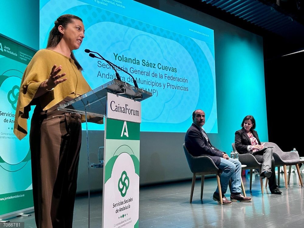 FAMP.- La FAMP valora el primer Catálogo de Prestaciones Sociales como una vía para "beneficiar a los andaluces" La secretaria general de la Federación Andaluza de Municipios y Provincias (FAMP), Yolanda Sáez, en la presentación del primer Catálogo de Prestaciones del Sistema Público de Servicios Sociales de Andalucía.