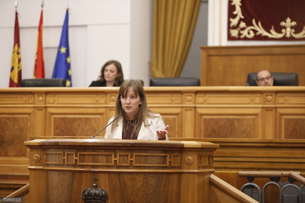 Pleno.- C-LM aprueba promover en el CISNS la revisión del programa oficial de especialidad radiofísica hospitalaria La diputada del PP Tania Andicoberry, en el pleno.