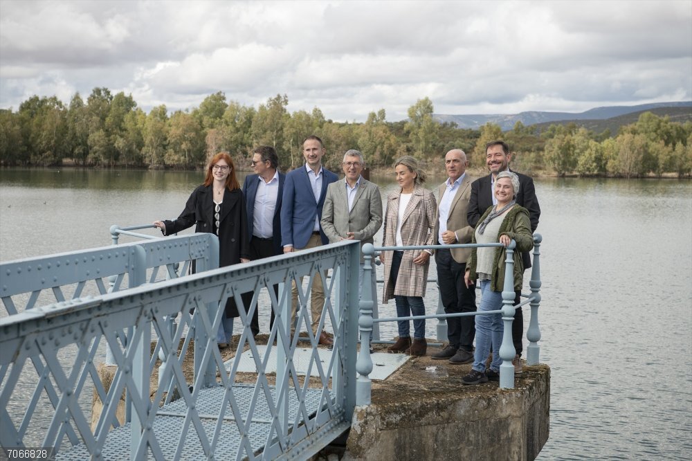 El plan para la recuperación de las Tablas de Daimiel "está muy despierto" y entra en fase avanzada de elaboración El secretario de Estado de Medio Ambiente, Hugo Morán, visita el embalse de Gasset.