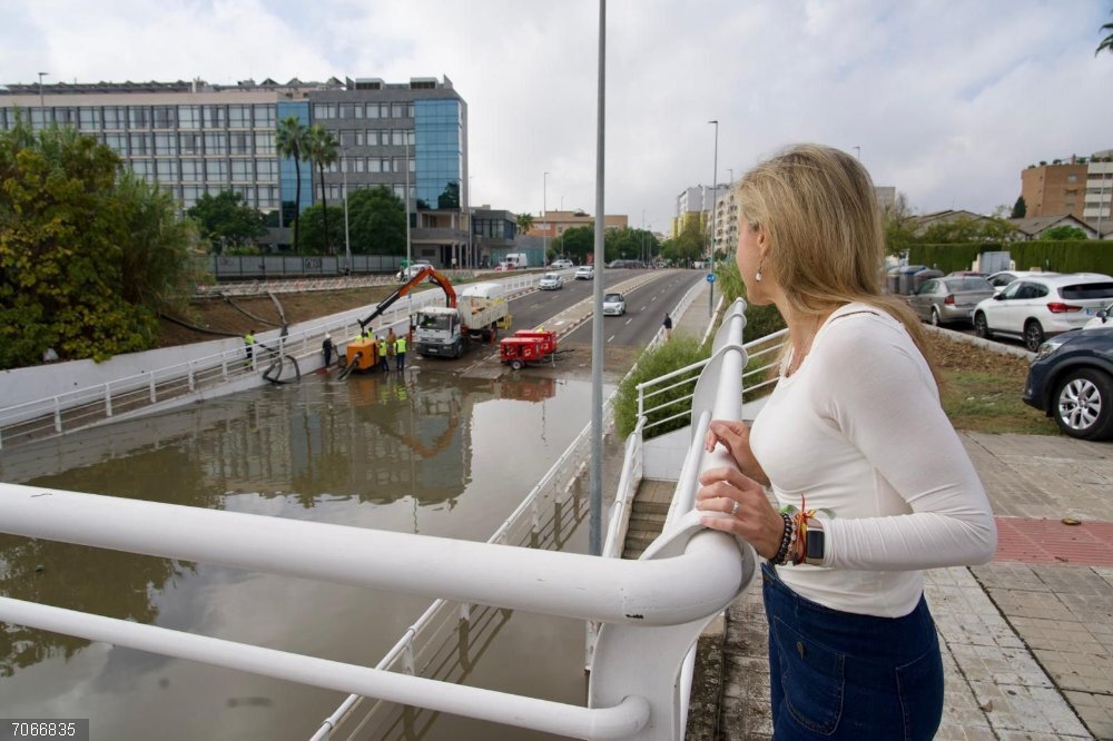 Sevilla.-Vox urge a Sanz un Plan Local de Inundaciones y afea a la Junta su "falta de colaboración" La portavoz municipal de Vox, observa los efectos del temporal en la ciudad.