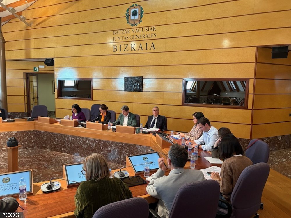 Diputación de Bizkaia traslada a Juntas el proyecto de tasas de bomberos, con 24 intervenciones tipificadas y exenciones Comparecencia del diputado de Administración Pública y Relaciones Institucionales de Bizkaia, Ager Izagirre, en la Juntas Generales de Bizkaia