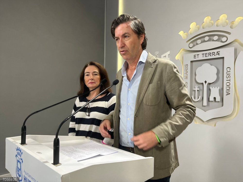 Los concejales de Vox en el Ayuntamiento de Huelva, Wenceslao Font y María López. Los concejales de Vox en el Ayuntamiento de Huelva, Wenceslao Font y María López.