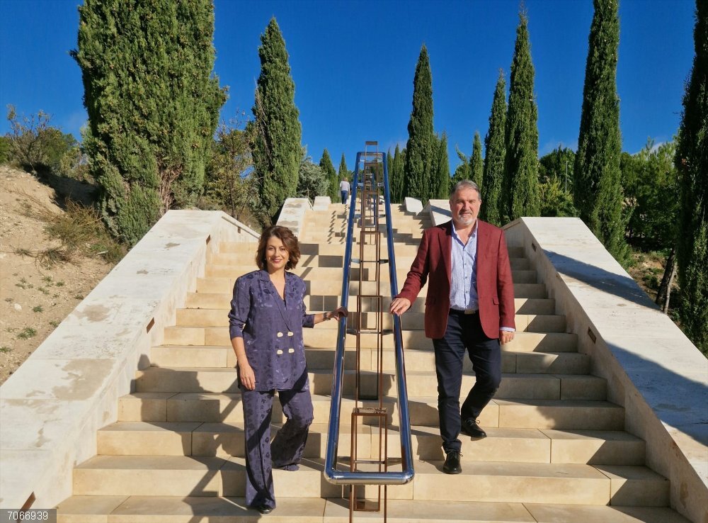 Las escaleras del cementerio de Teruel estrenan una nueva imagen más moderna, accesible y luminosa La alcaldesa de Teruel, Emma Buj, y el concejal de Infraestructuras, Juan Carlos Cruzado.