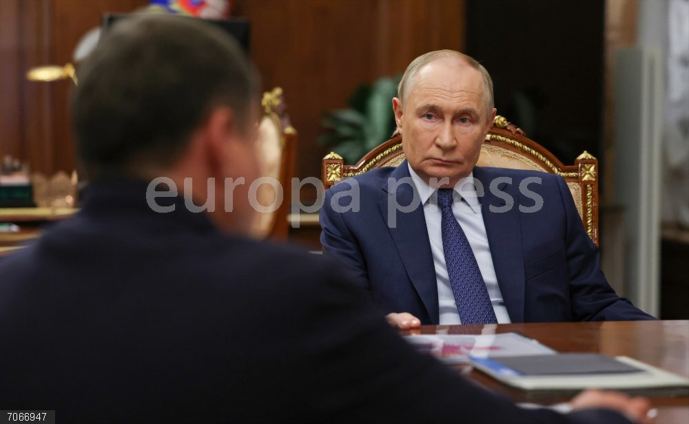 Russian President Putin Meets With Rusnano Chairman Sergei Kulikov October 30, 2025, Moscow, Moscow Oblast, Russia: Russian President Vladimir Putin, right, listens to Rusnano Management Company Chairman and CEO Sergei Kulikov deliver his report during a face-to-face meeting at the Kremlin, October 30, 2025 in Moscow, Russia.,Image: 1049241692, License: Rights-managed, Restrictions: , Model Release: no, Credit line: Alexander Kazakov/Kremlin Pool / Zuma Press / ContactoPhoto
Editorial licence valid only for Spain and 3 MONTHS from the date of the image, then delete it from your archive. For non-editorial and non-licensed use, please contact EUROPA PRESS.