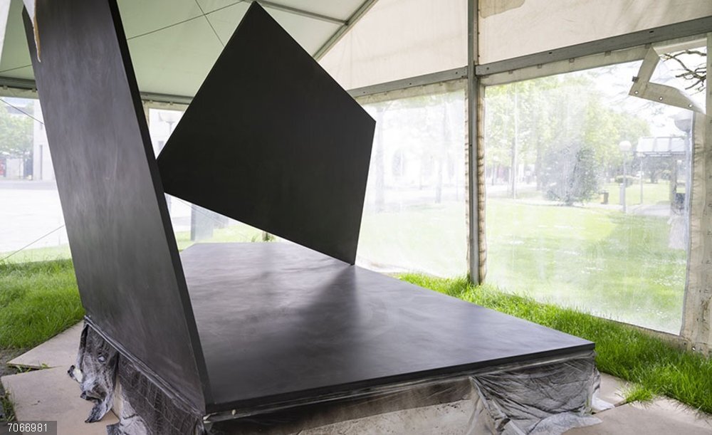 La UPNA restaura la escultura 'Homenaje a Sáenz de Oiza' de Jorge Oteiza, situada en el campus de Arrosadia La escultura de Oteiza, durante los trabajos de restauración.