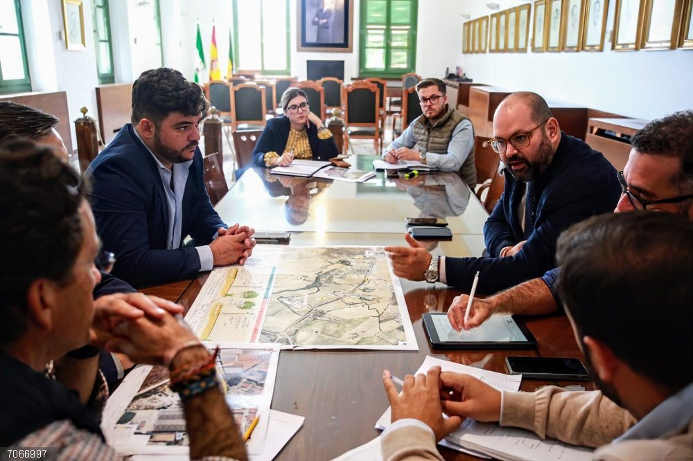 CádizAlDía.- Diputación presenta al Ayuntamiento de Arcos las alternativas para una senda ciclo-peatonal en la CA-5101 El responsable del Área de Cooperación de Diputación de Cádiz, Javier Bello, en una reunión con al alcalde de Arcos, Miguel Rodríguez.