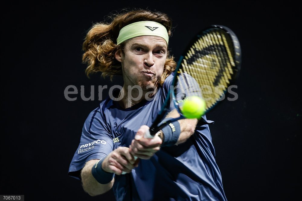 2025 Rolex Paris Masters tennis Tournament 30 October 2025, France, Nanterre: Russian tennis player Andrey Rublev in action against US Ben Shelton during their men's singles round of 16 match of the Paris ATP Masters 1000 tennis tournament at the Paris La Defence Arena. Photo: Matthieu Mirville/ZUMA Press Wire/dpa