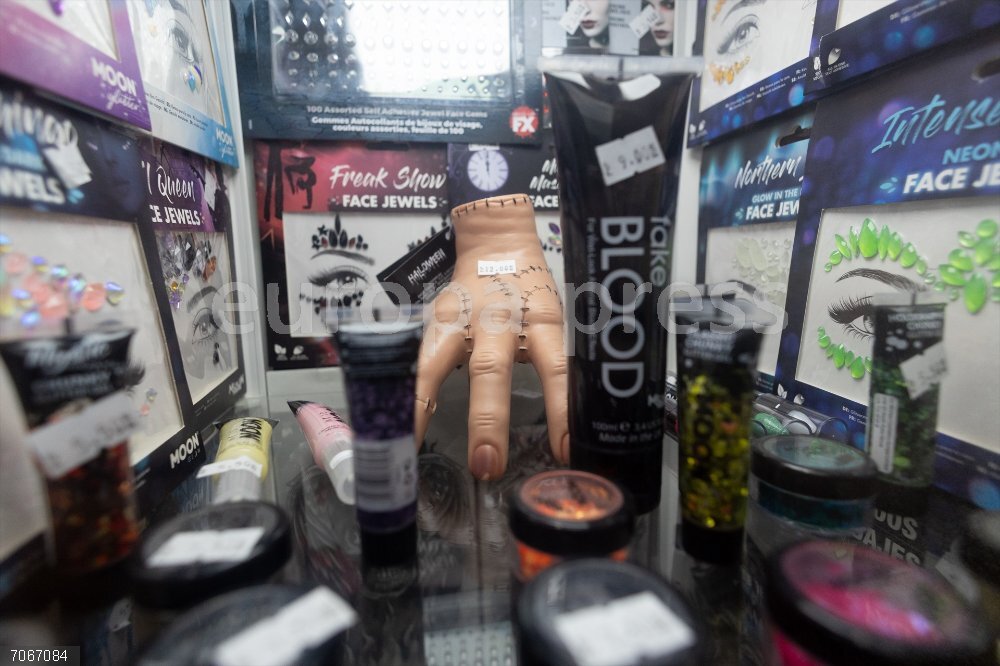 Madrid se prepara para celebrar Halloween Un escaparate con decoración de Halloween, a 30 de octubre de 2025, en Madrid (España). Según datos de la organización Spain Nightlife, el sector del ocio nocturno en España prevé facturar 153 millones de euros durante la celebración de Halloween en 2025, lo que representa un aumento del 2% respecto al año anterior. Halloween se consolida así como la segunda fecha más importante para el ocio nocturno español, solo superada por la Nochevieja.