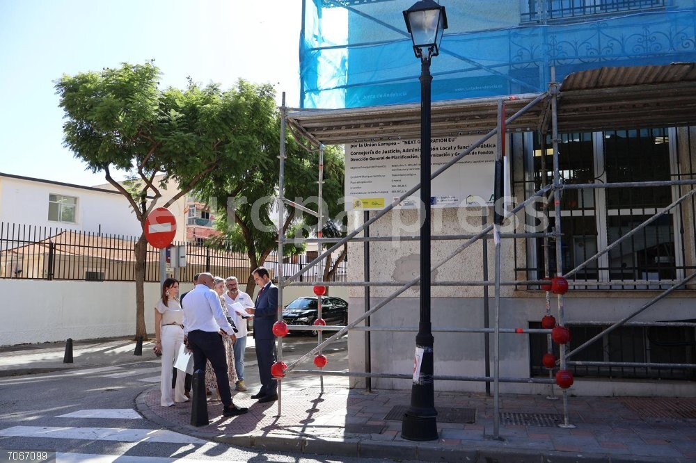 Málaga.- La Junta reforma los juzgados de Fuengirola para arreglar humedades y eliminar barreras El consejero de Justicia, Administración Local y Función Pública, José Antonio Nieto, visita, junto a la alcaldesa de Fuengirola (Málaga), Ana Mula, , y autoridades judiciales las obras del Palacio de Justicia del municipio.