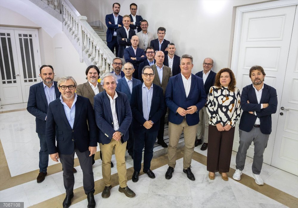 Los contratistas de obra pública estiman que la reconstrucción se completará en diez años La junta directiva de Fecoval se reúne con Vicente Martínez Mus, conseller de Medio Ambiente, Infraestructuras y Territorio