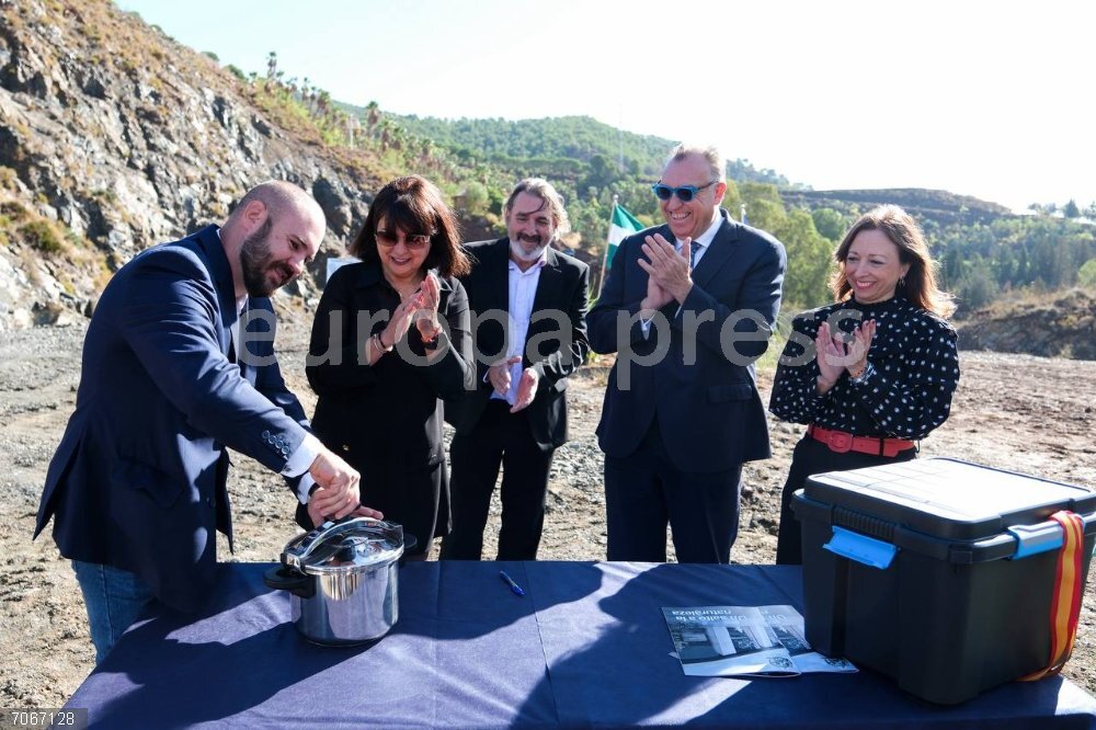El consejero de Turismo y Andalucía Exterior de la Junta de Andalucía, Arturo Bernal, en la colocación de la primera piedra de Evolution Park, parque temático de turismo de naturaleza en Carratraca. El consejero de Turismo y Andalucía Exterior de la Junta de Andalucía, Arturo Bernal, en la colocación de la primera piedra de Evolution Park, parque temático de turismo de naturaleza en Carratraca.